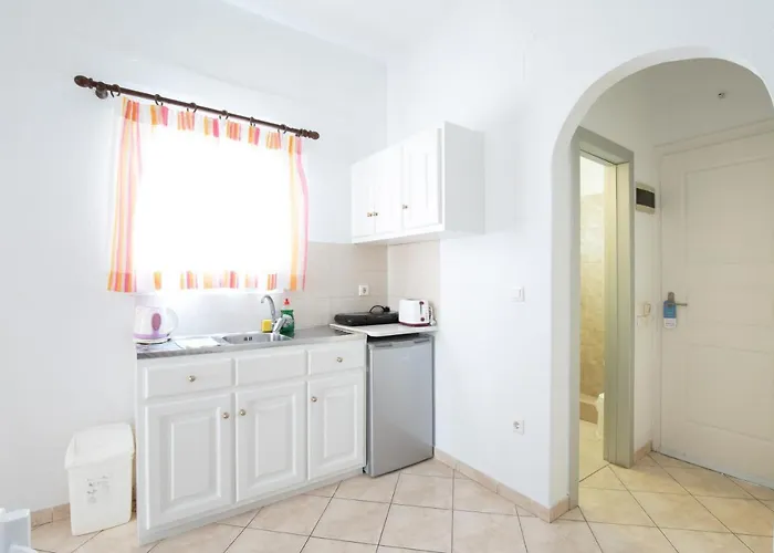 Eleftheria & מלון *